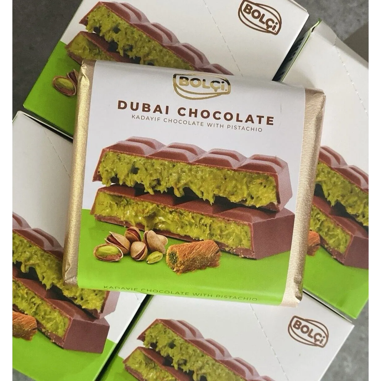 Ciocolata Dubai Engros, 100 gr, umpluta cu fistic si kadayif Ciocolata Dubai Engros, 100 gr, umpluta cu fistic si kadayif