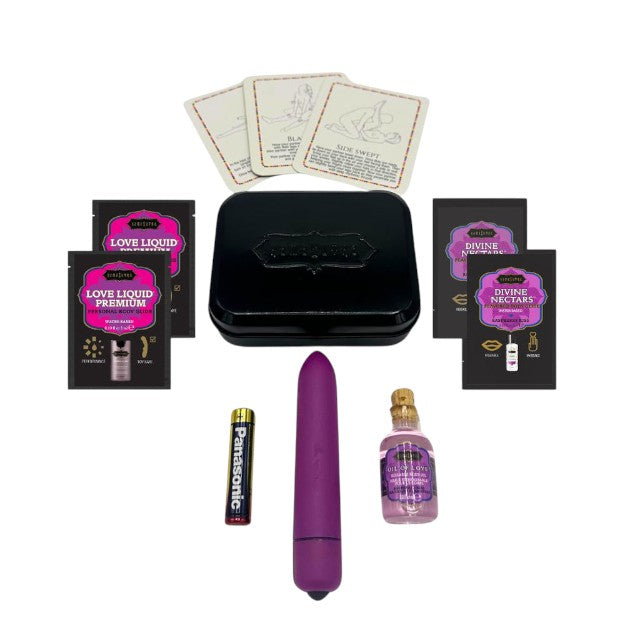 Set KAMASUTRA Weekender Kit Raspberry Kiss, cu vibrator bullet, ulei de masaj, cărți de joc cu poziții sexuale și lubrifiant (zmeură) 1 Set KAMASUTRA Weekender Kit Raspberry Kiss